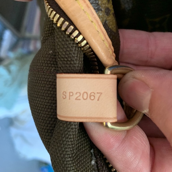 Louis Vuitton - Picture 4 of 9